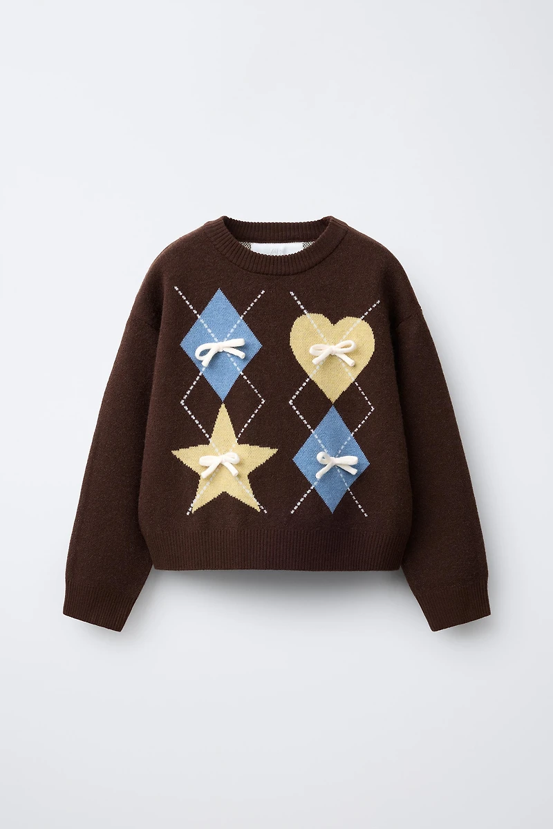 PULL EN MAILLE À LOSANGES ET NŒUDS