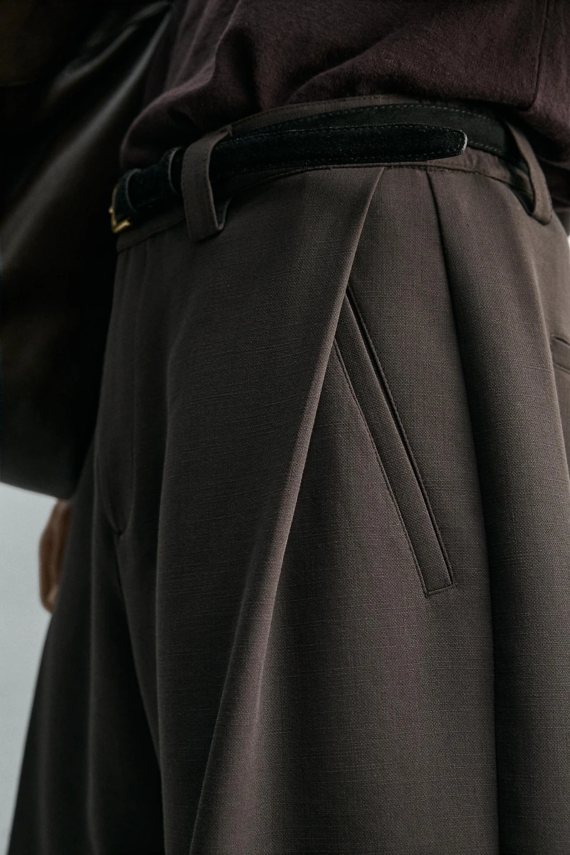 RELAXED FIT SIDE PLEAT SHORTS
