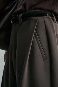 RELAXED FIT SIDE PLEAT SHORTS