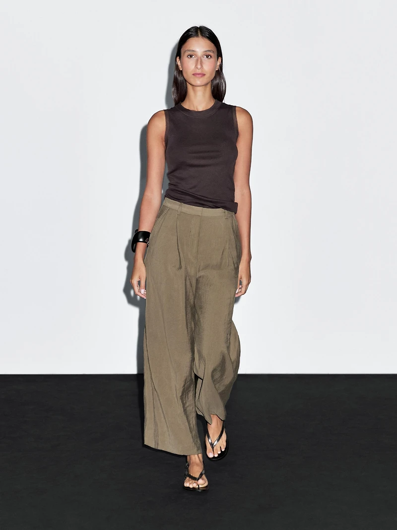 Sleeveless T-shirt with double piping