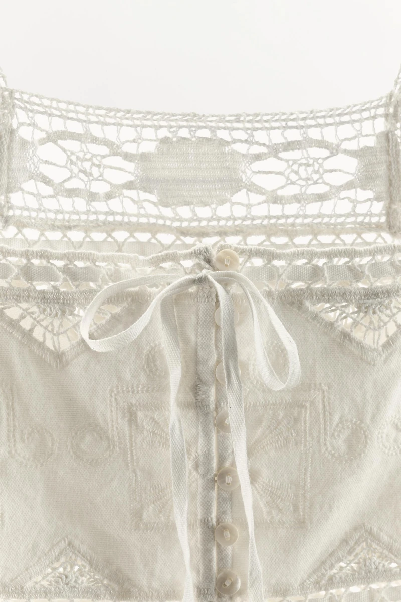 EMBROIDERED LACE TOP