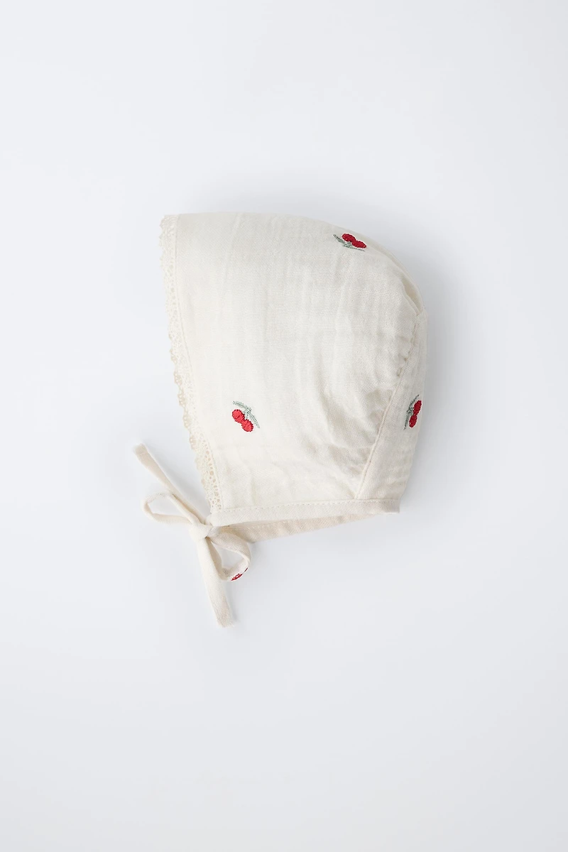 BONNET TEXTURÉ CERISES BRODÉES