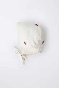 BONNET TEXTURÉ CERISES BRODÉES
