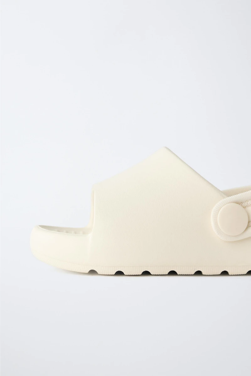 CLAQUETTES EN CAOUTCHOUC