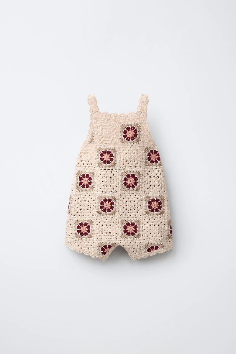 SALOPETTE EN MAILLE ET CROCHET FLEURI