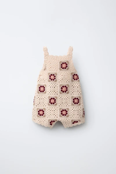 SALOPETTE EN MAILLE ET CROCHET FLEURI