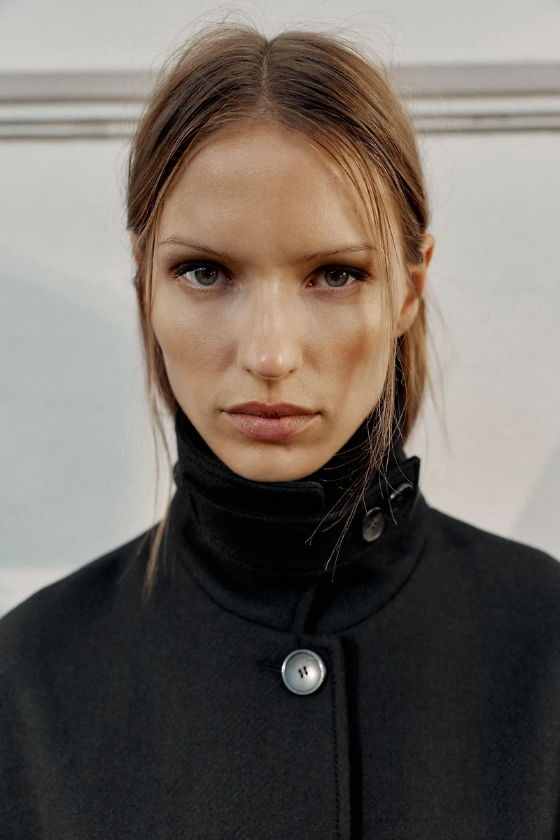 MANTEAU COURT EN LAINE À COL MONTANT