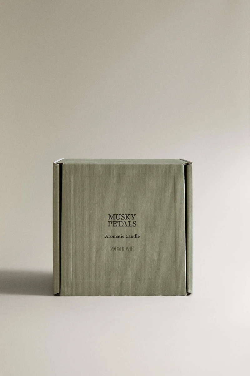 (430 G) MUSKY PETALS SCENTED CANDLE