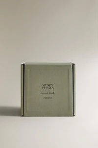 (430 G) MUSKY PETALS SCENTED CANDLE