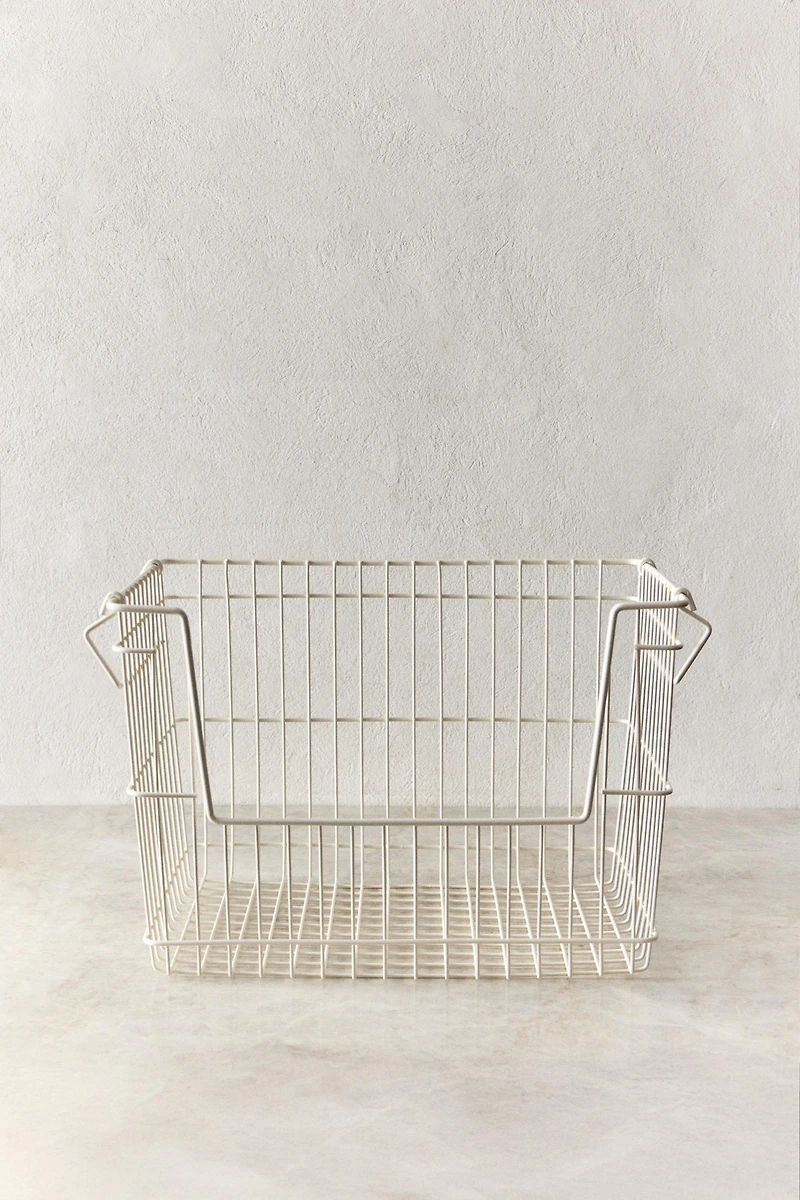 STACKABLE LACQUERED METAL BASKET