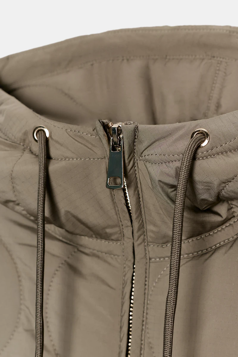 VESTE REMBOURRÉE À CAPUCHE DÉPERLANTE