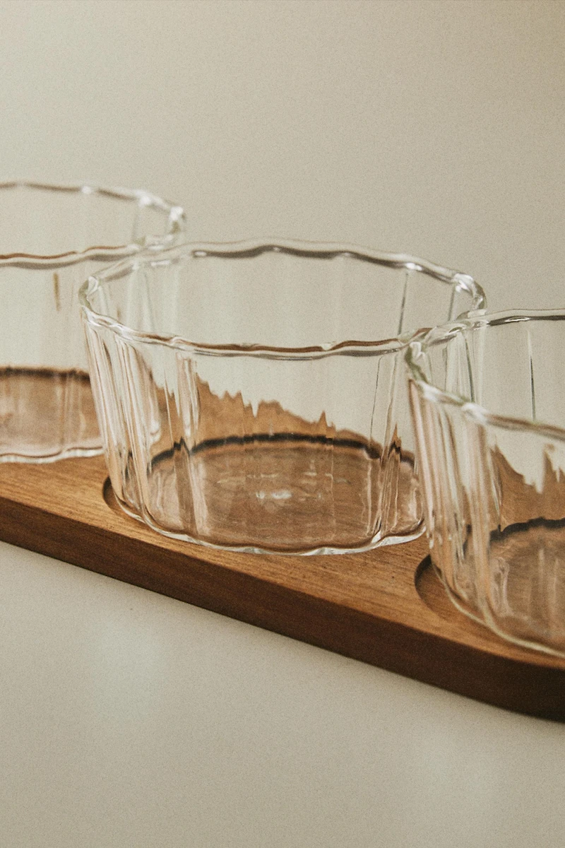 SET OF BOWLS WITH TRAY