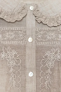 EMBROIDERED PETER PAN COLLAR SHIRT