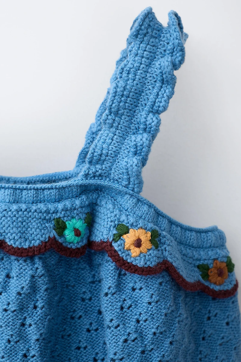 TOP EN MAILLE À VOLANT ET BRODERIES COTON LIN