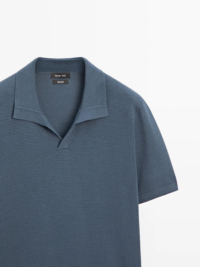 Polo en maille texturée à col V