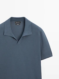 Polo en maille texturée à col V