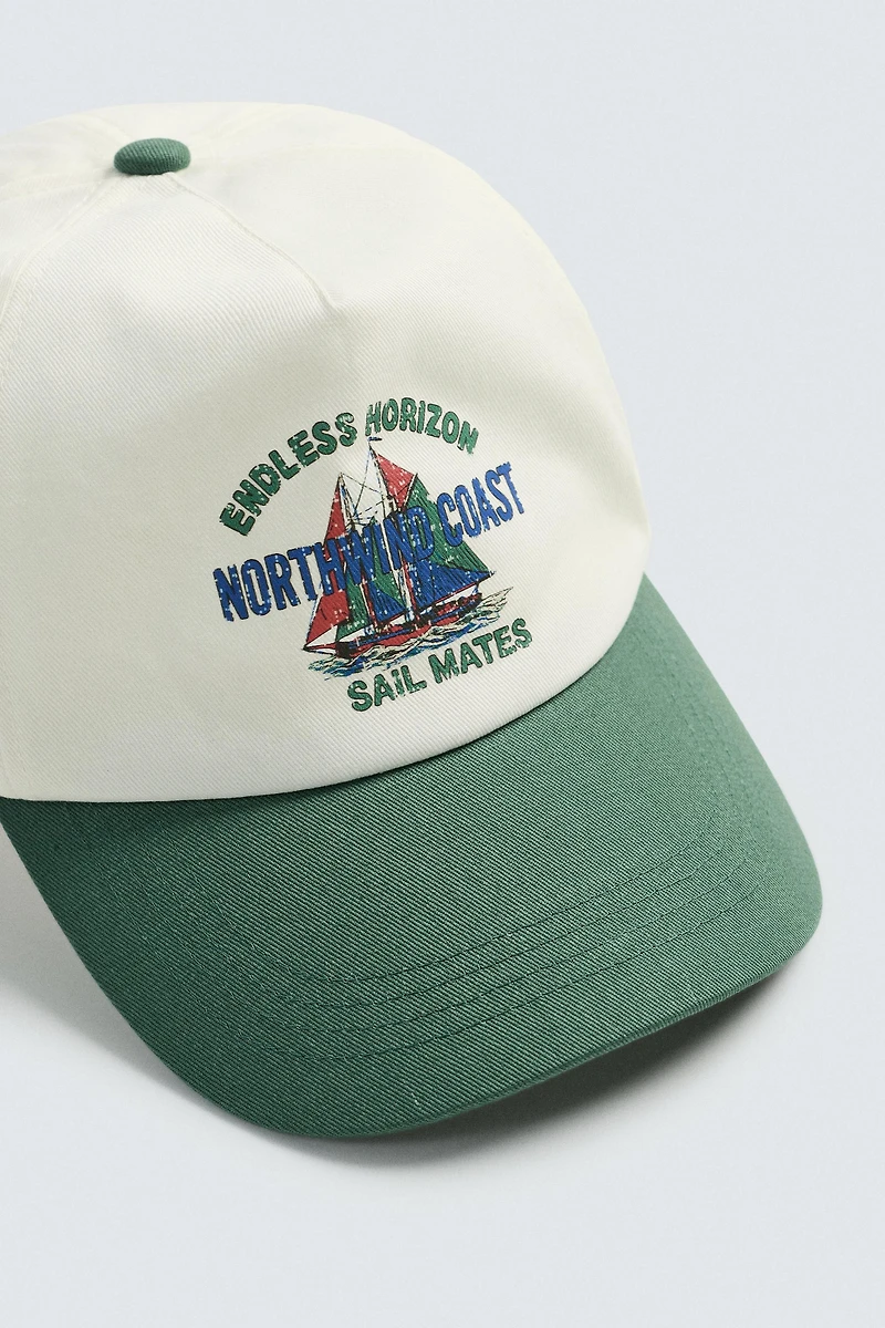 CONTRASTING FLAT VISOR CAP