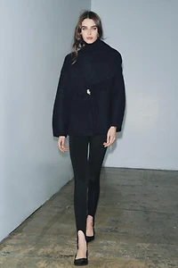 MANTEAU COURT AVEC ÉCHARPE EN MAILLE