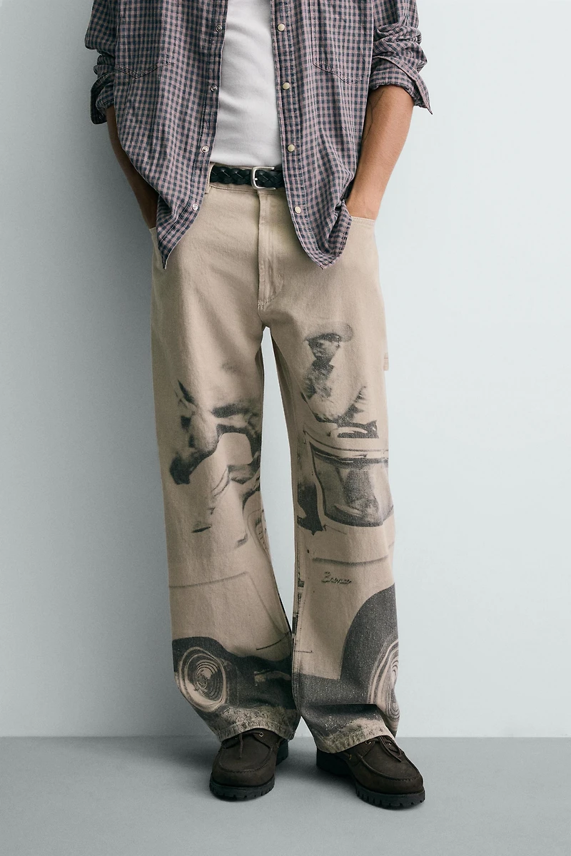 PANTALON BAGGY FIT IMPRIMÉ FORD ©