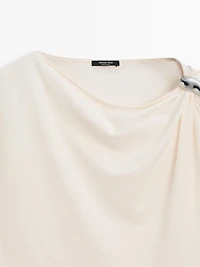 Top asymétrique à application épaule