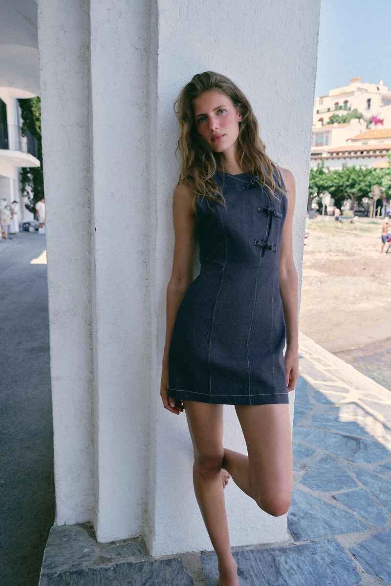 ROBE COURTE À BRANDEBOURGS