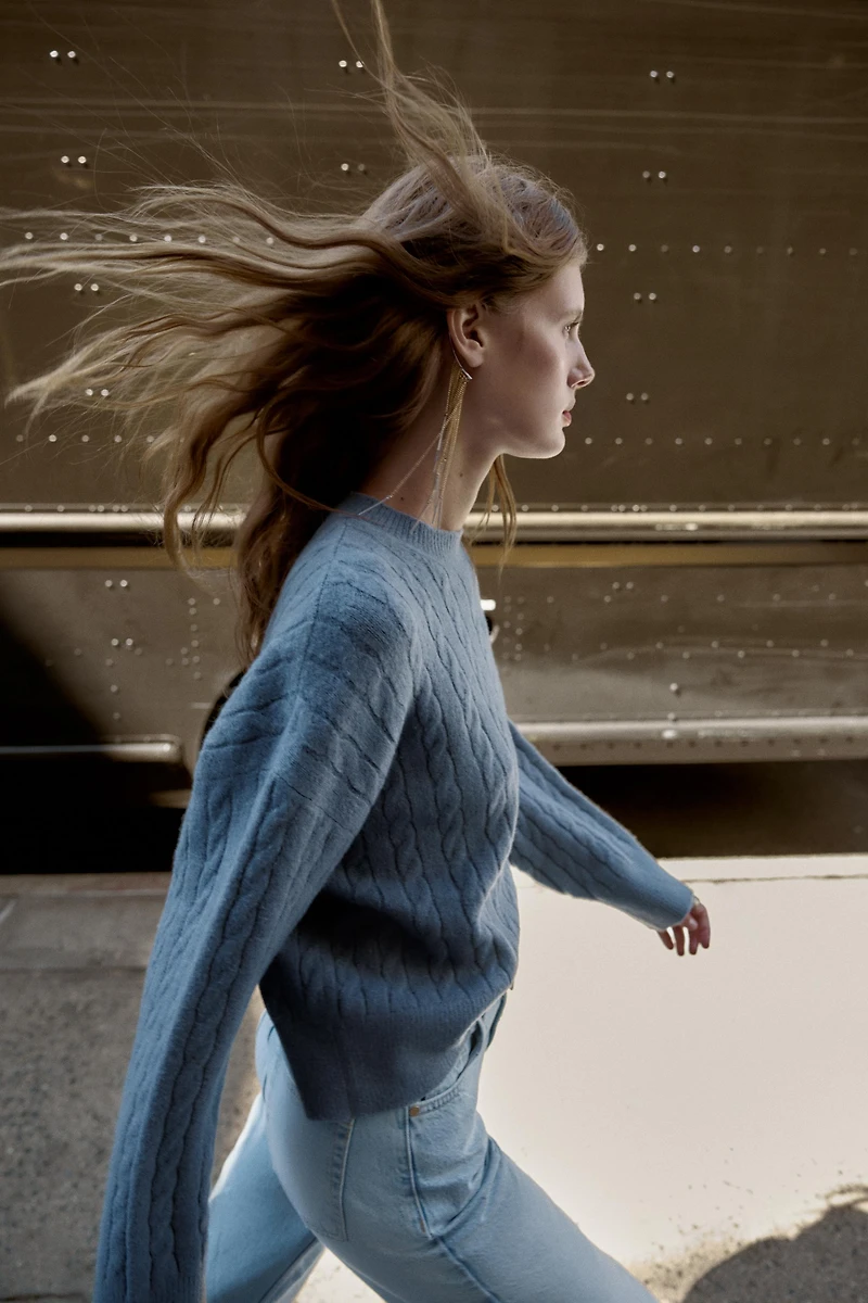 PULL EN MAILLE À TORSADES