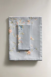 SMALL FLORAL PRINT TABLECLOTH