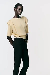 TOP EN MAILLE À ÉPAULETTES