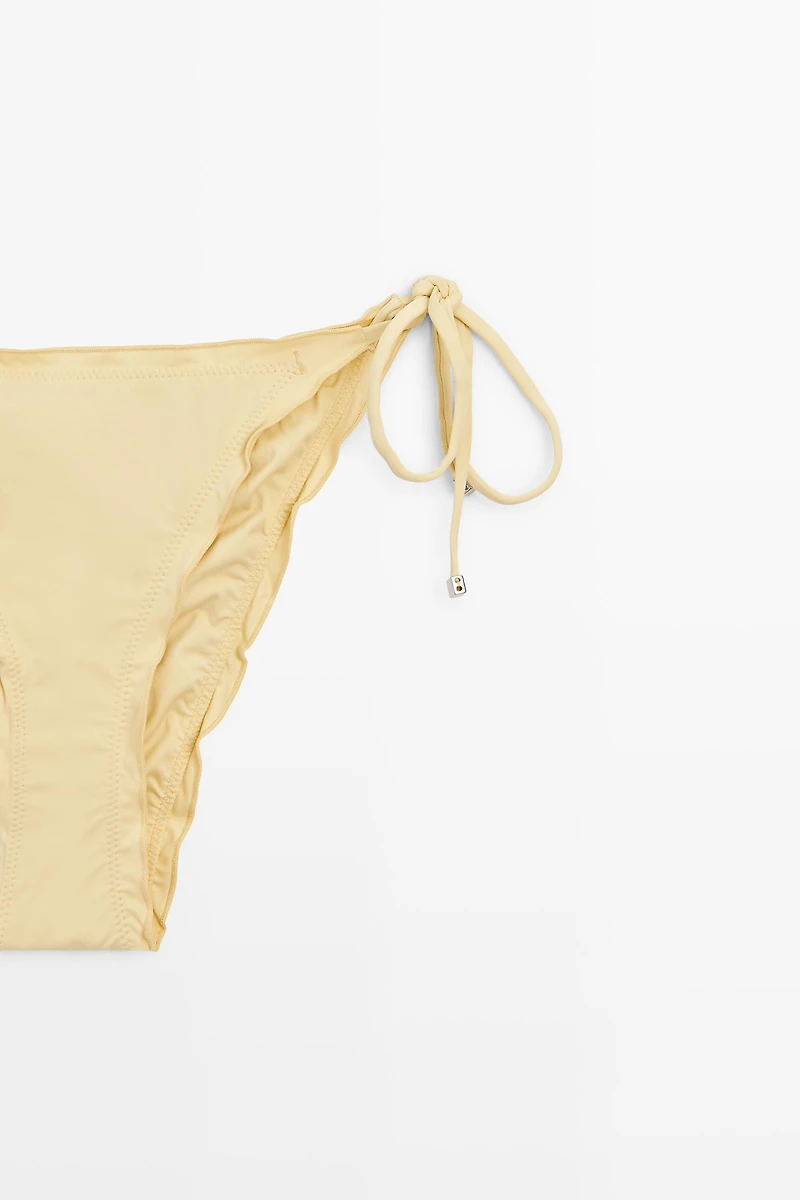 Bas de bikini à volants et liens