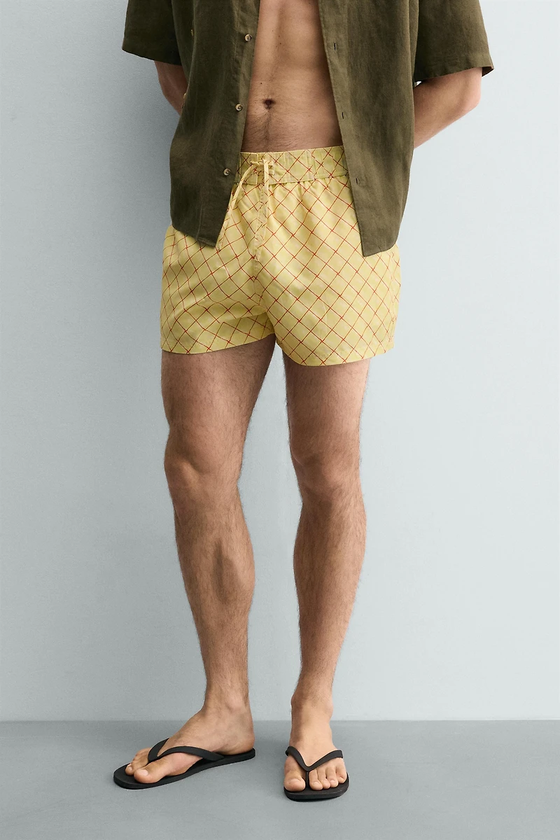 MAILLOT DE BAIN MI-LONG À IMPRIMÉ GÉOMÉTRIQUE DÉLAVÉ
