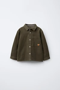 CHEMISE EN VELOURS CÔTELÉ FIN À POCHES