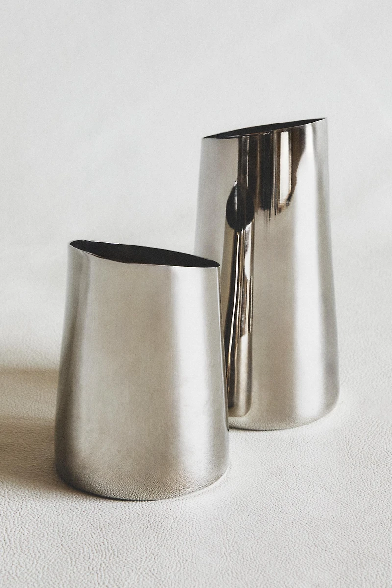 METAL VASE