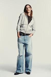 HOODED SWEATSHIRT