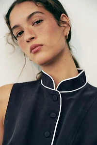 CONTRAST PIPING VEST
