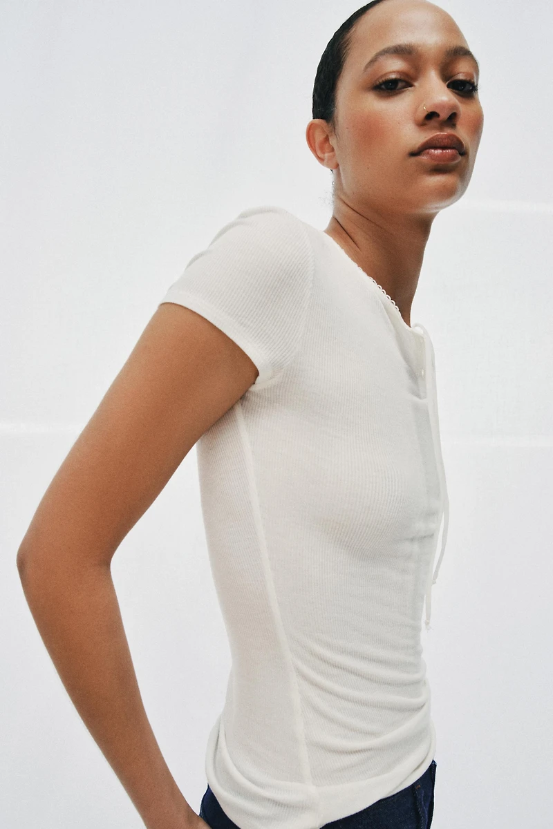 HENLEY NECK T-SHIRT