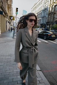 SHOULDER PAD BELTED BLAZER