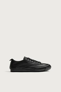RETRO-STYLE SNEAKERS