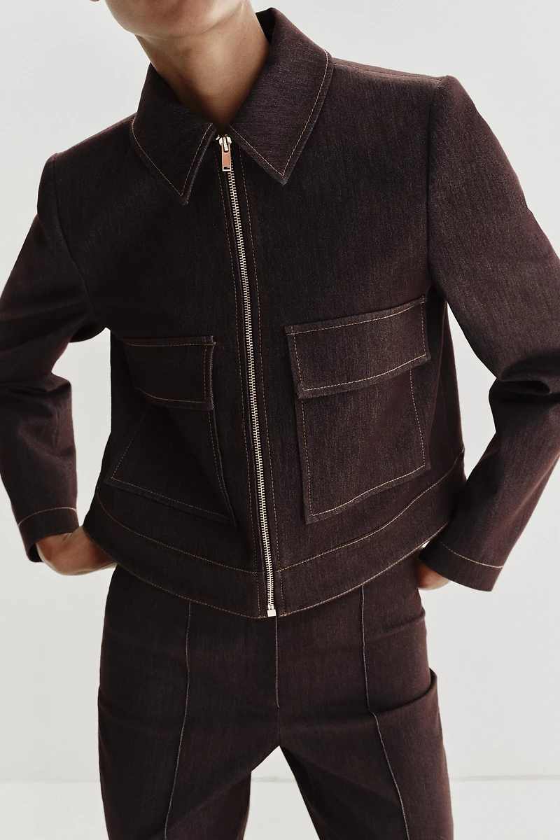 VESTE COURTE À POCHES ET RABAT