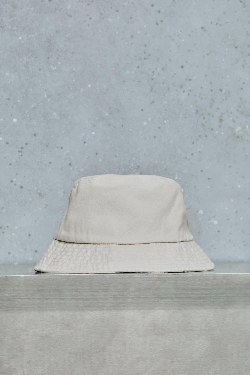 CONTRAST STITCH BUCKET HAT