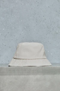 CONTRAST STITCH BUCKET HAT