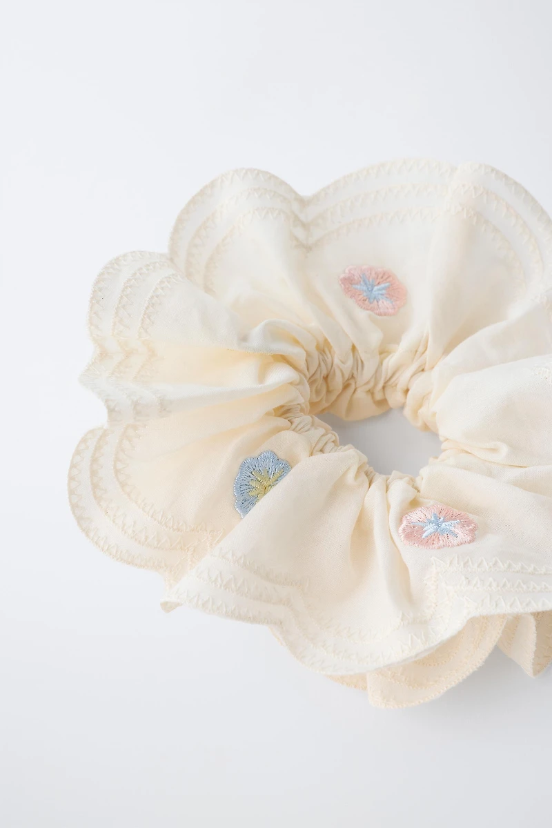 EMBROIDERED FLOWER SCRUNCHIE