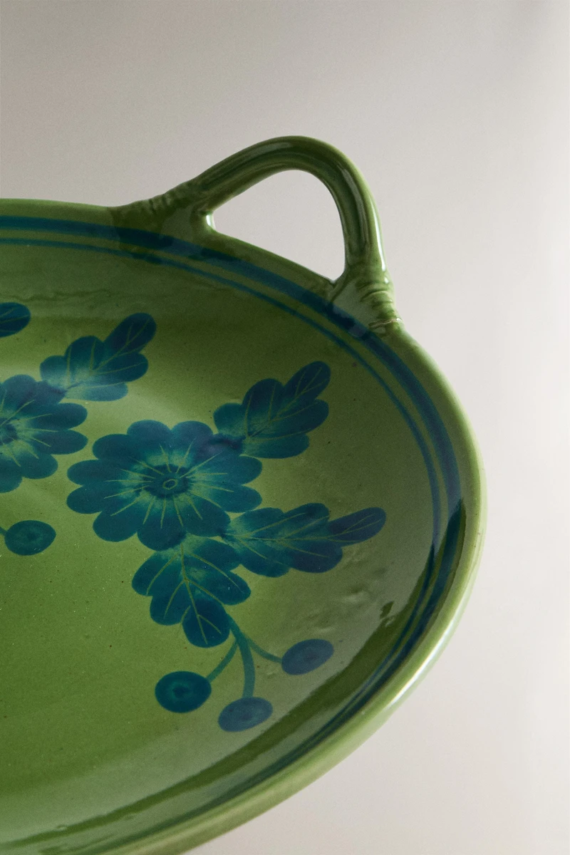 ROUND STONEWARE SERVING DISH WITH FLORAL MOTIFS