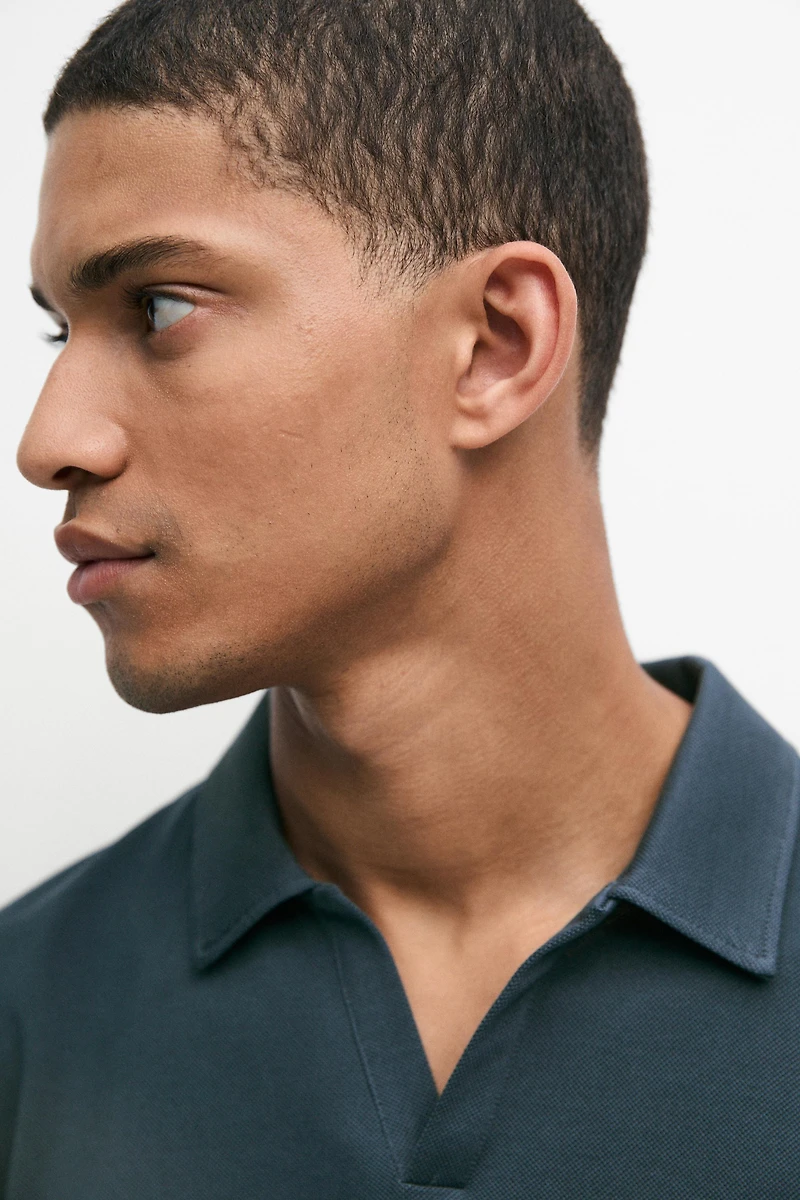 Micro-textured V-neck piqué polo shirt