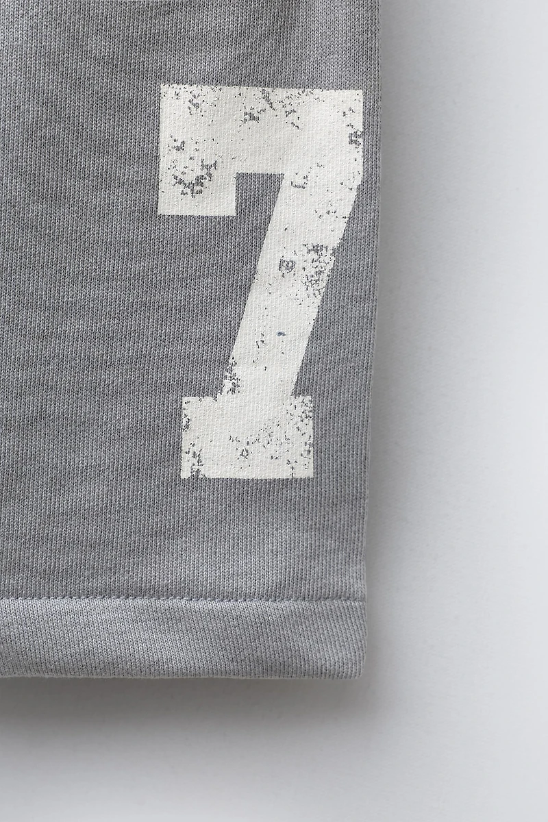 VARSITY LABEL JOGGER SHORTS