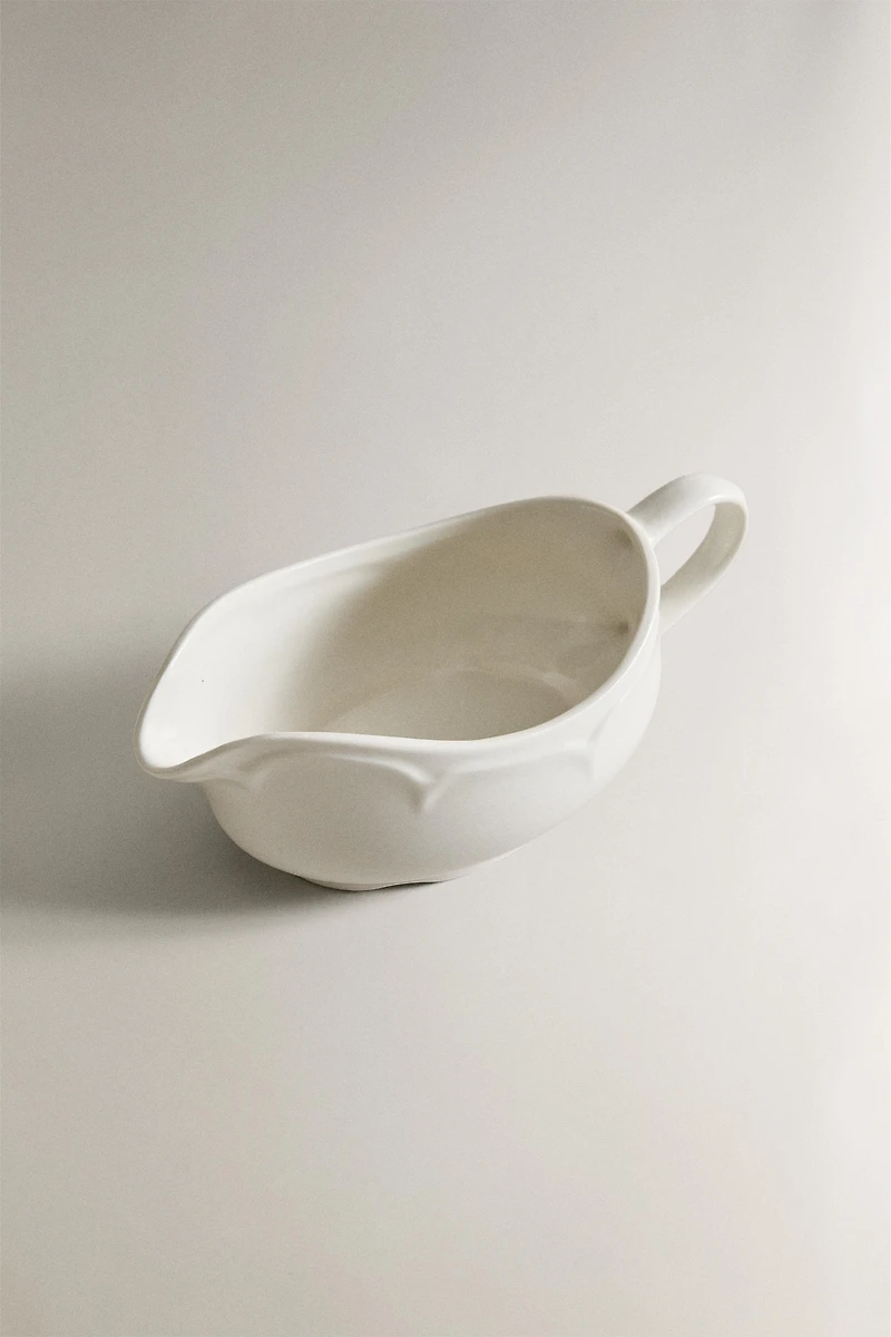 PORCELAIN GRAVY BOAT WITH A RAISED DESIGN