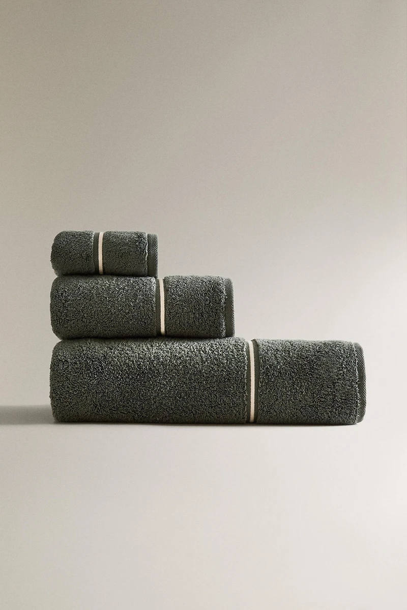 EMBROIDERED TRIM BATH TOWEL