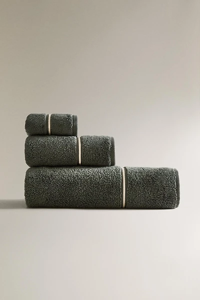 EMBROIDERED TRIM BATH TOWEL