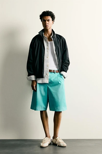 SHORT DÉLAVÉ COUPE RELAXED FIT À PLIS