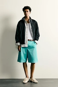 SHORT DÉLAVÉ COUPE RELAXED FIT À PLIS