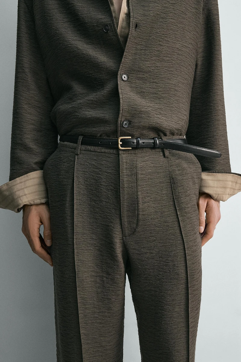 FLOWY TEXTURED PLEATED PANTS